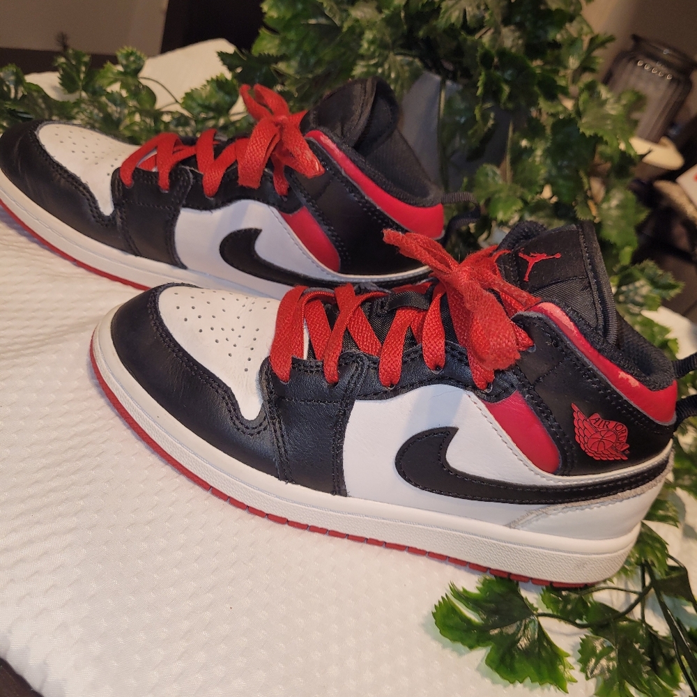 Nike Air jordan shoes for kids. - Picture 8 of 11